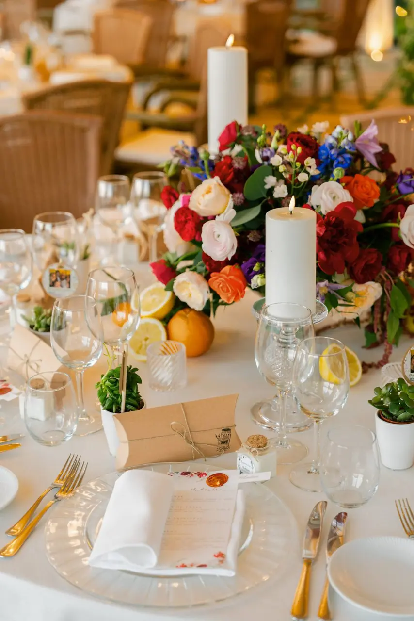Table dressée, fleurs et bougies