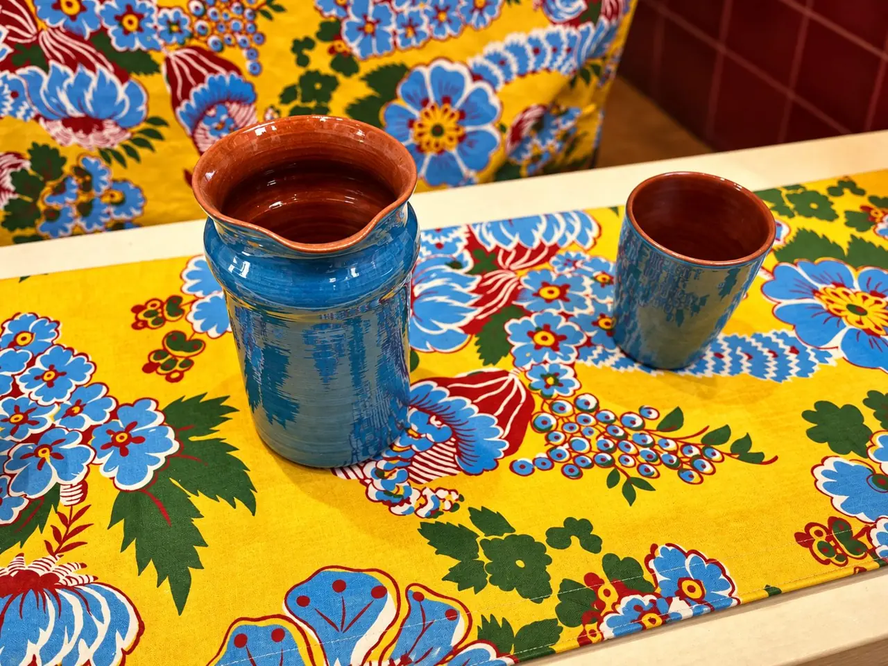 Céramiques bleues sur un tissu jaune fleuri