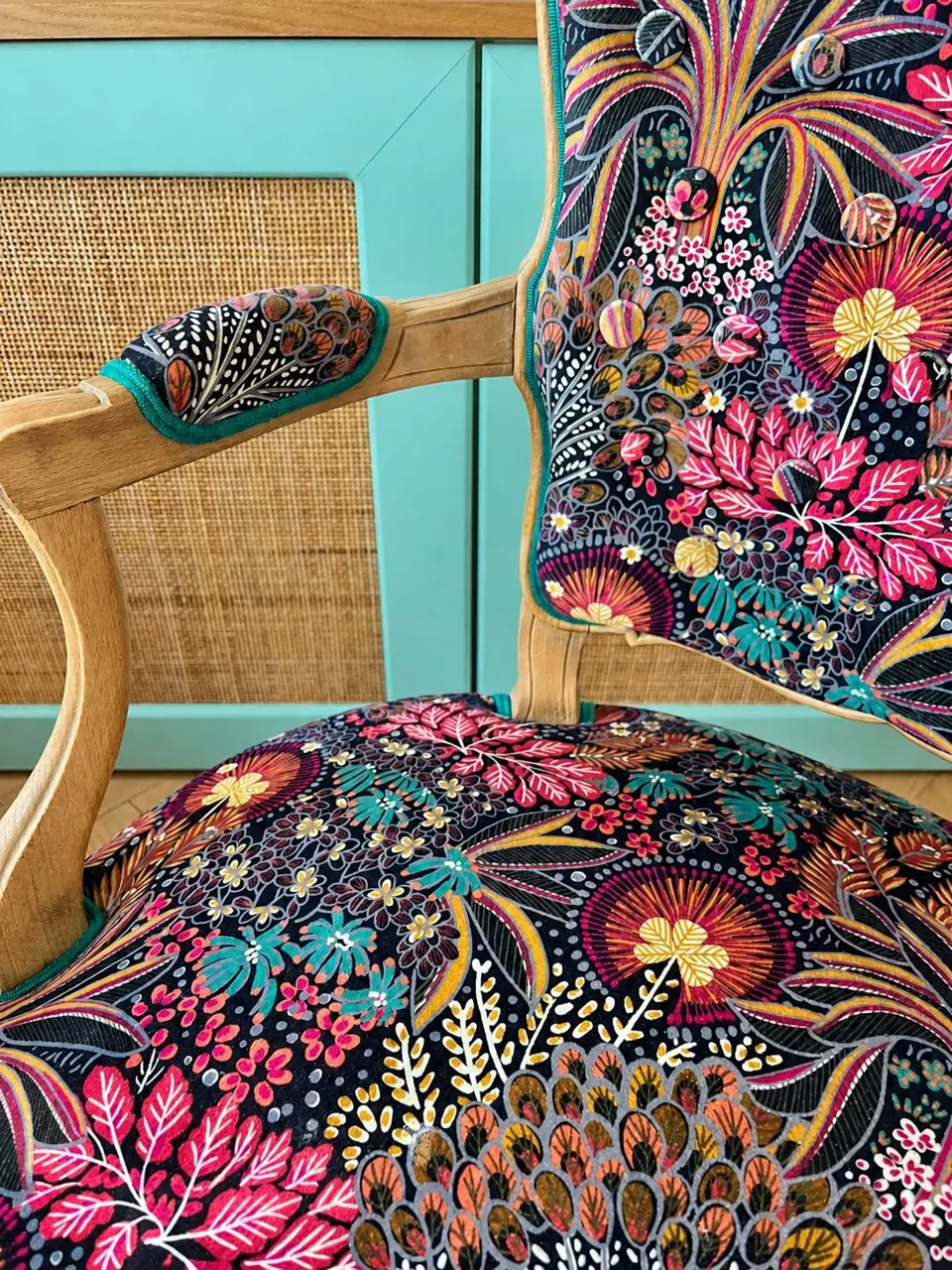 Fauteuil tapissé d'un tissu fleuri