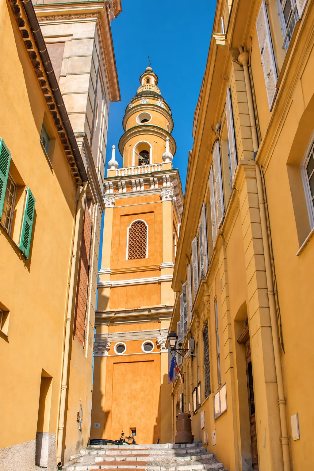 Ruelle de la vieille ville de Menton et clocher de la basilique Saint-Michel-Archange