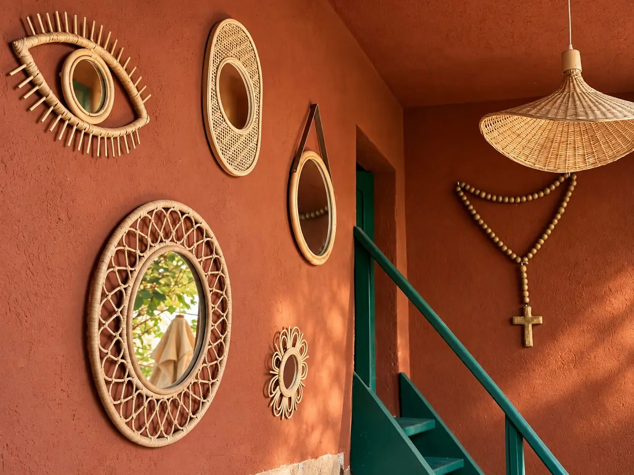 Mur terracotta et miroirs en rotin