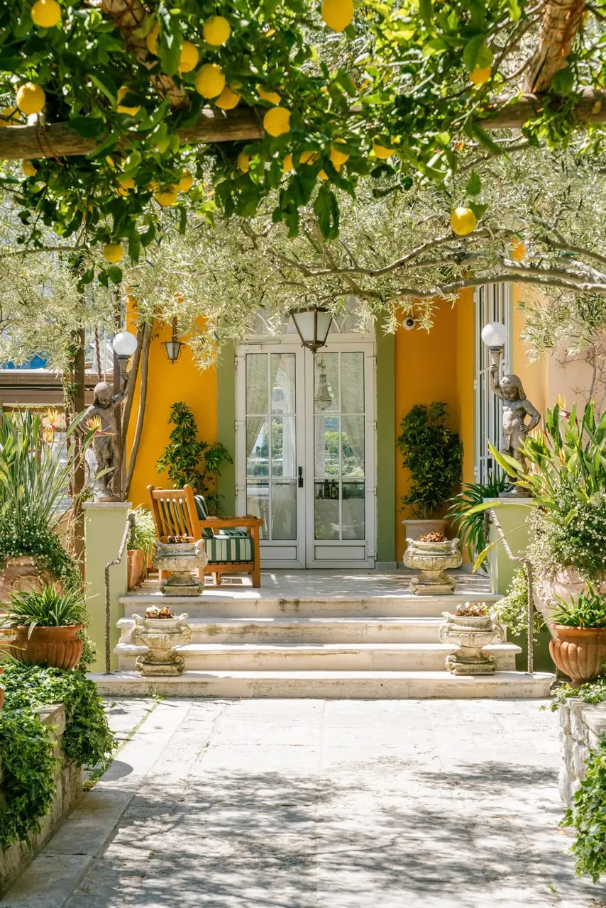 Entrée d'une villa sous une treille de citronniers